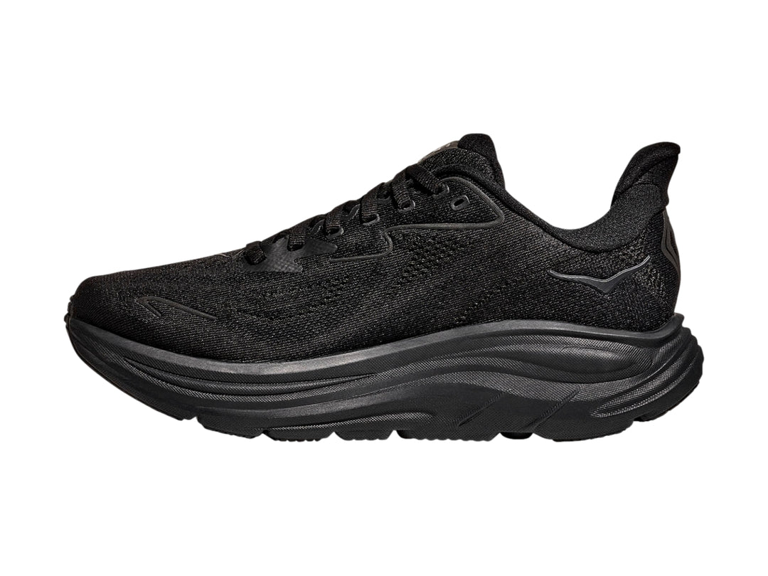 Tenis deportivos HOKA Clifton 10 en color negro total con suela ancha y malla transpirable.