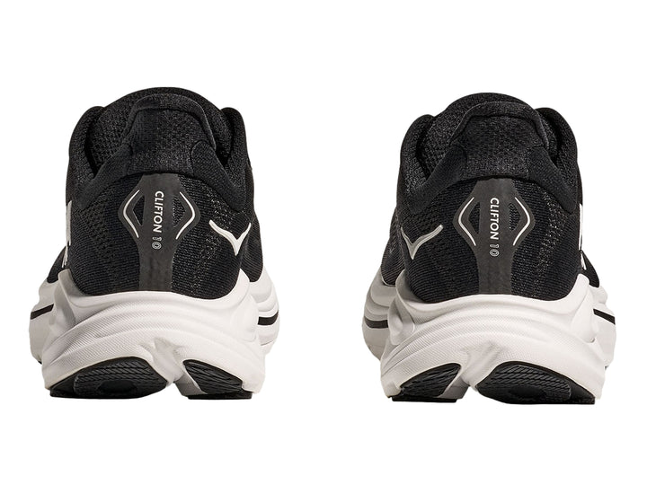 Tenis deportivos HOKA color negro con suela blanca ancha y logotipo blanco lateral.
