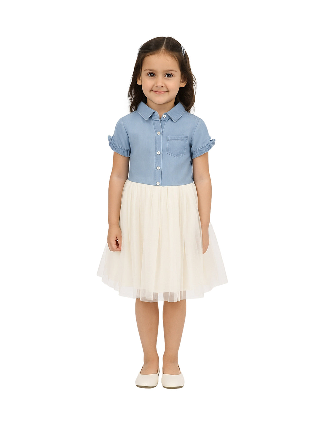 Niña usando vestido con blusa azul denim y falda de tul blanca.