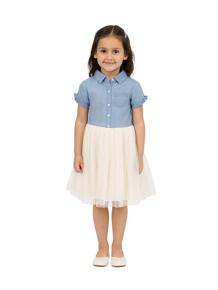 Niña usando vestido con blusa azul denim y falda de tul blanca.