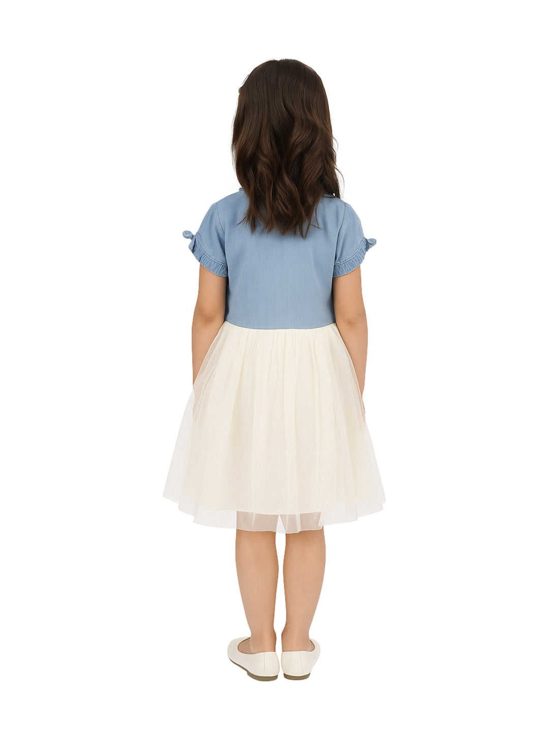 Niña usando vestido con blusa azul denim y falda de tul blanca.