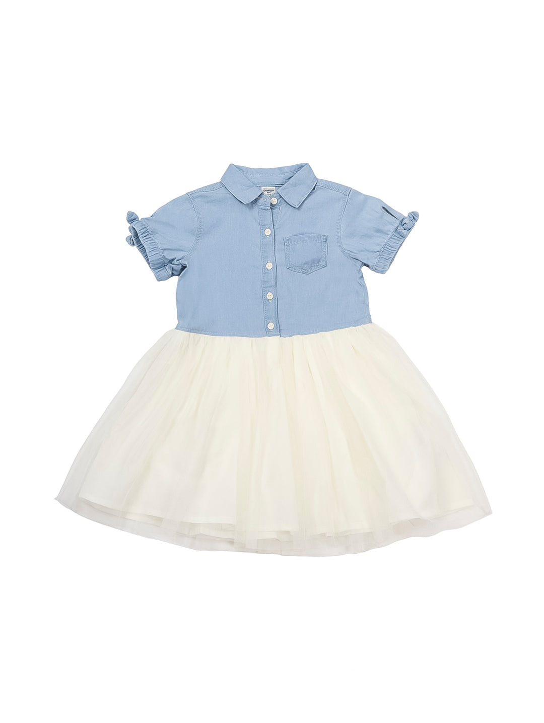 Niña usando vestido con blusa azul denim y falda de tul blanca.
