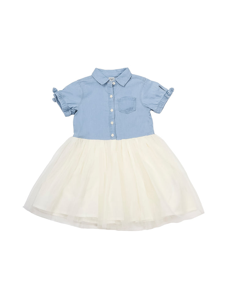 Niña usando vestido con blusa azul denim y falda de tul blanca.