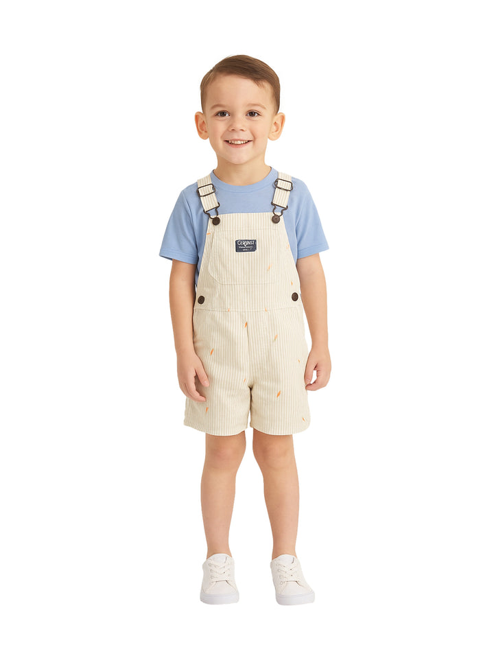 Niño vistiendo un overol corto color beige a rayas y camiseta azul claro.