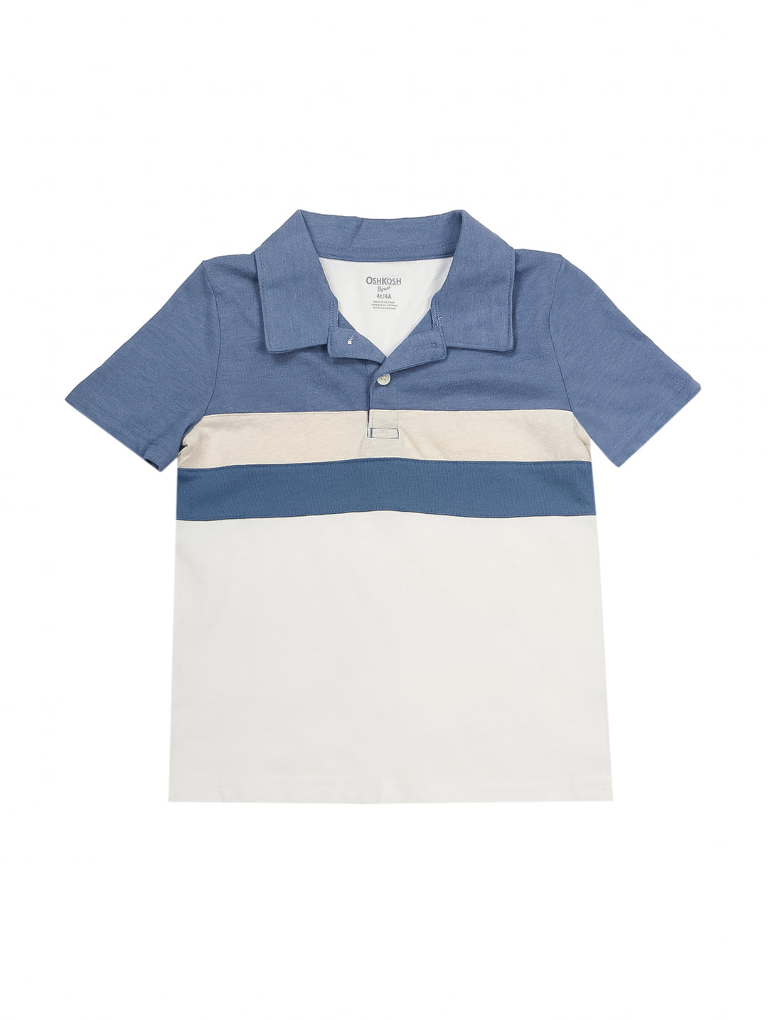 Niño vistiendo un overol corto color beige a rayas y camiseta azul claro.