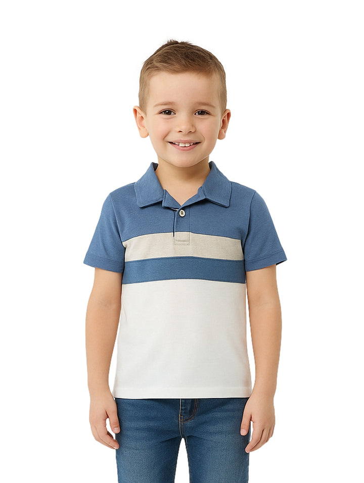 Niño vistiendo polo de rayas horizontales en colores azul, beige y blanco.