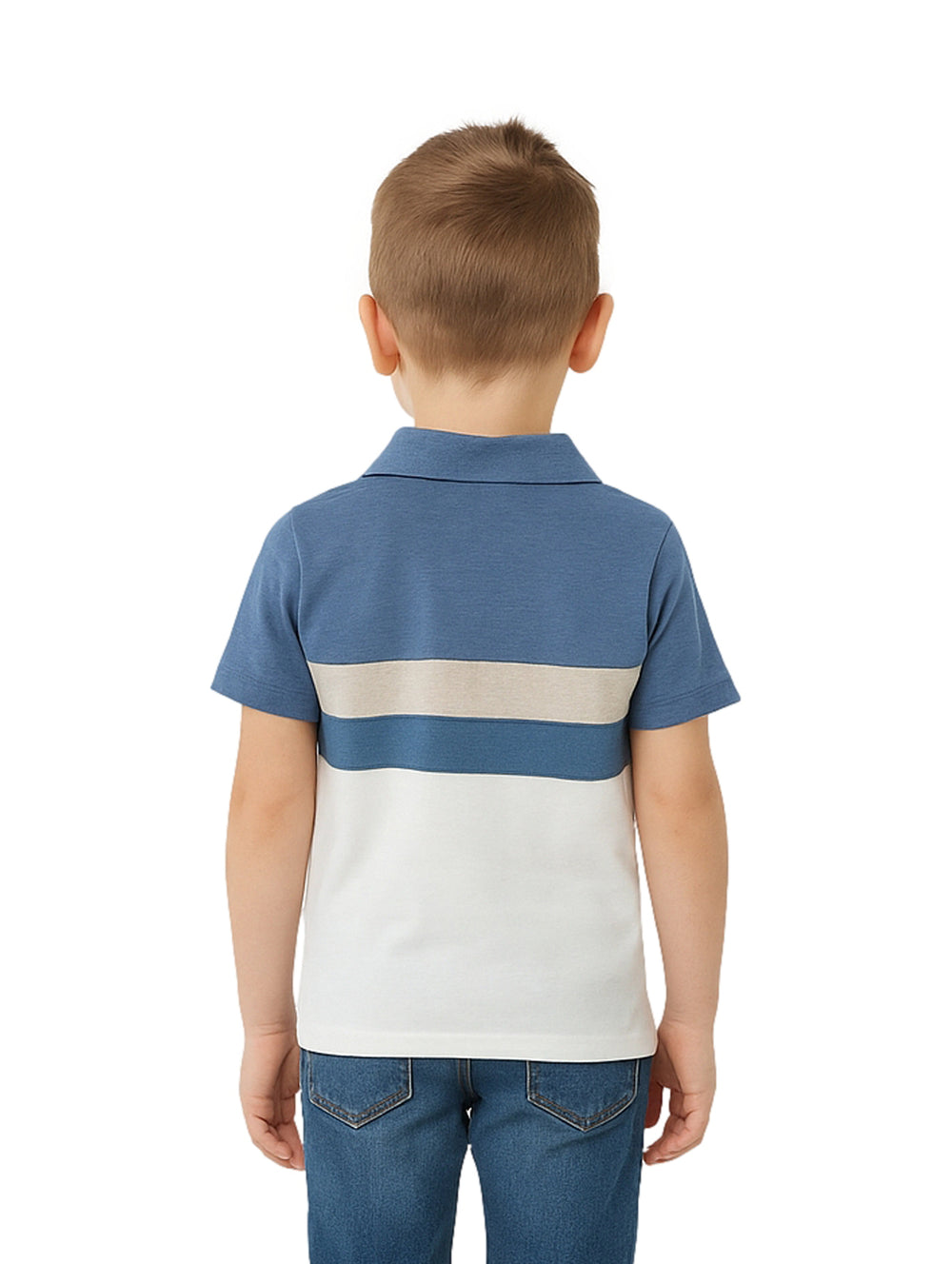 Niño vistiendo polo de rayas horizontales en colores azul, beige y blanco.