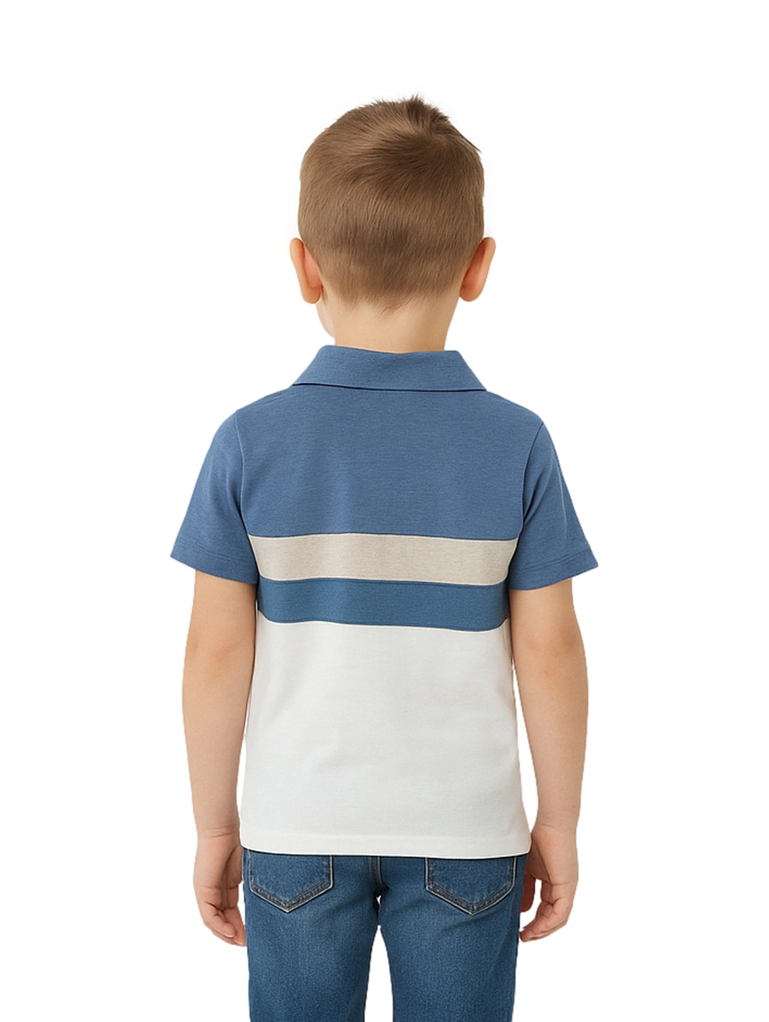 Niño vistiendo polo de rayas horizontales en colores azul, beige y blanco.