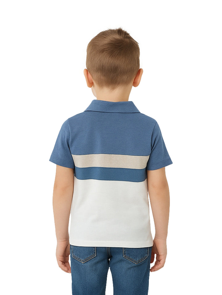Niño vistiendo polo de rayas horizontales en colores azul, beige y blanco.