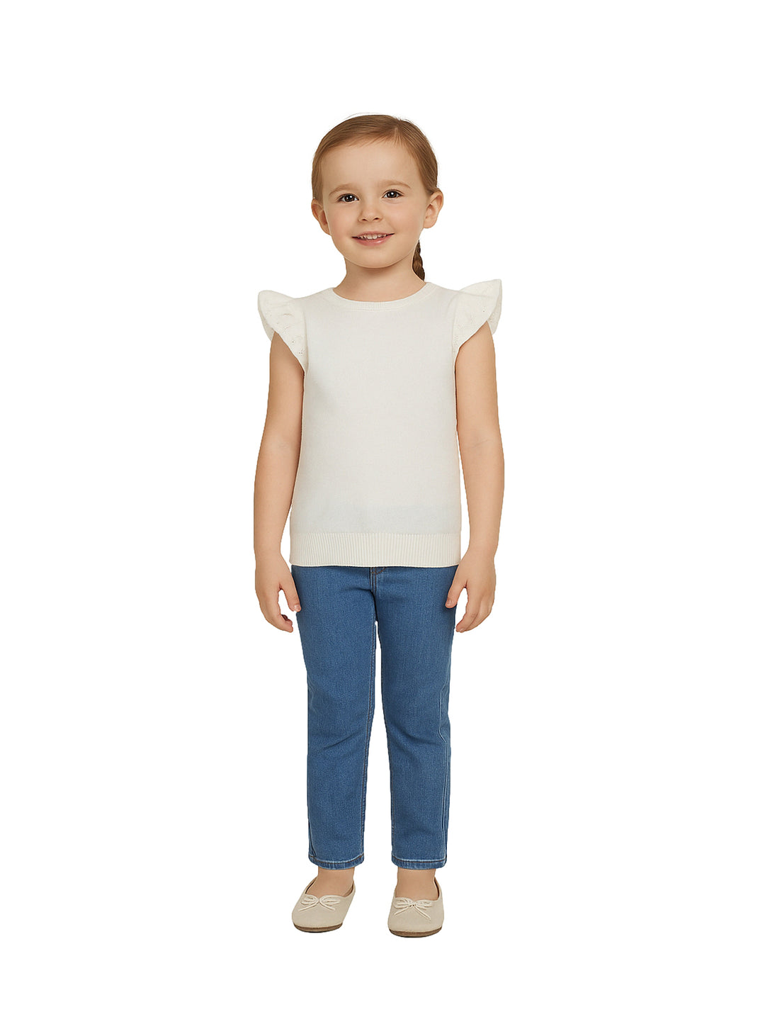 Niña vistiendo una blusa blanca de manga corta con volantes y pantalones azules.