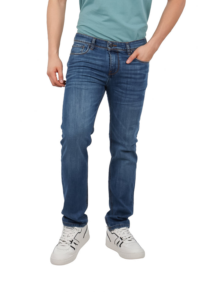 Hombre vistiendo pantalones jeans color azul con efecto lavado stone wash.