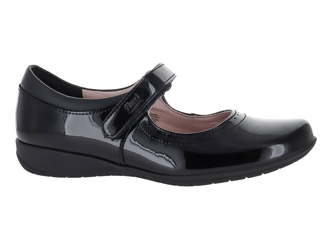 Zapato infantil negro de charol brillante con correa ajustable.