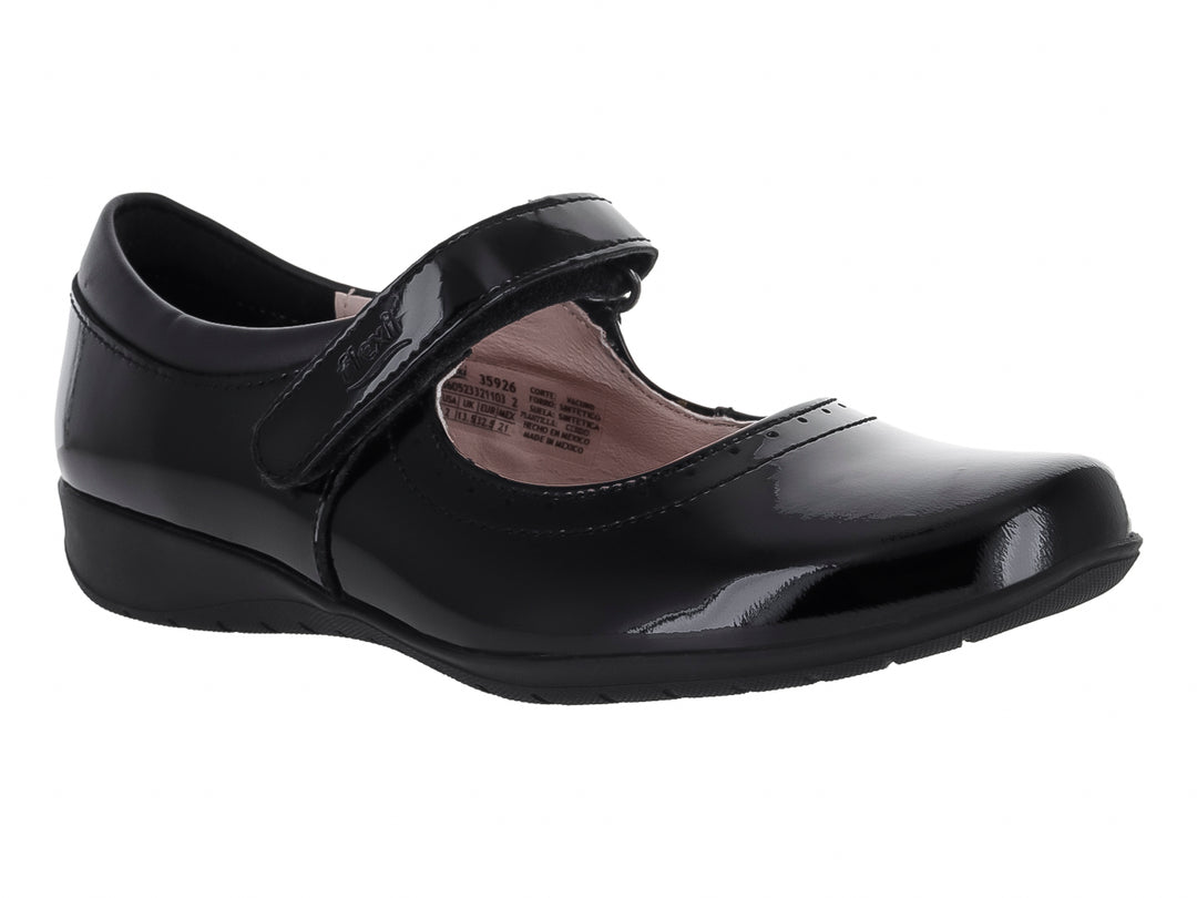 Zapato infantil negro de charol brillante con correa ajustable.