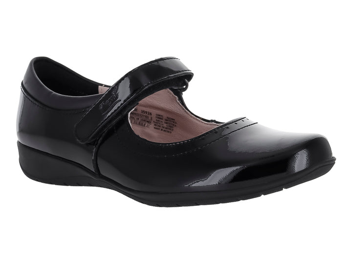 Zapato infantil negro de charol brillante con correa ajustable.