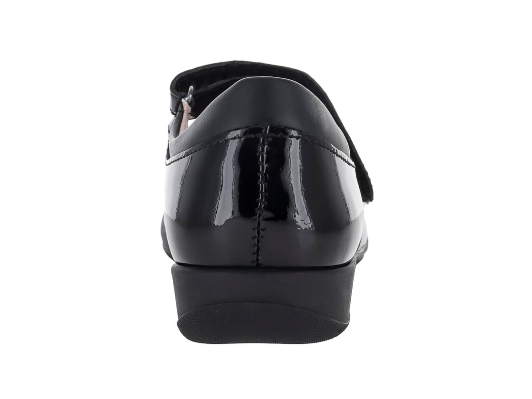 Zapato infantil negro de charol brillante con correa ajustable.