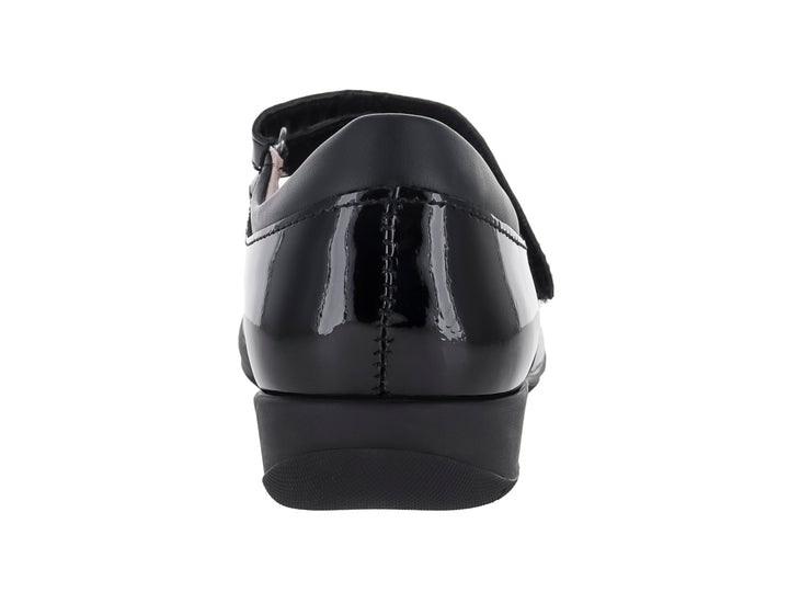 Zapato infantil negro de charol brillante con correa ajustable.