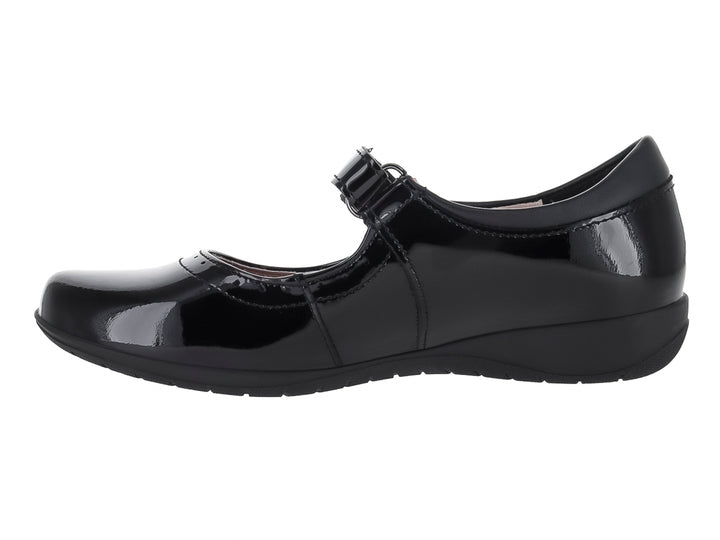Zapato infantil negro de charol brillante con correa ajustable.