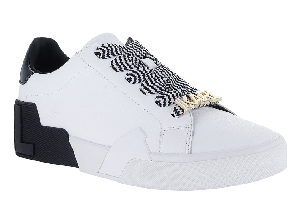 Tenis blancos de cuero con talón negro brillante y cordones a rayas blancas y negras.