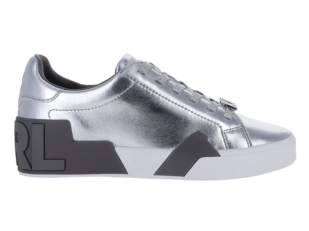 Tenis plateados metálicos de Karl Lagerfeld con detalles en gris oscuro y cierre de agujetas.