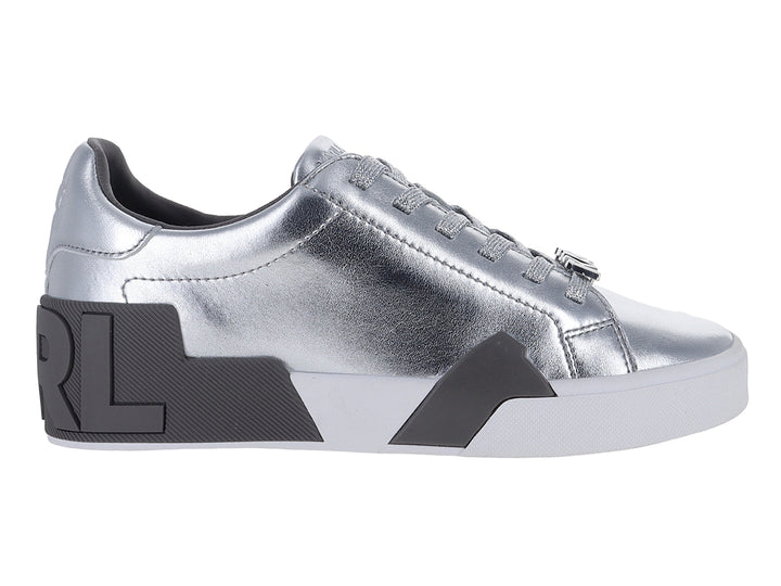 Tenis plateados metálicos de Karl Lagerfeld con detalles en gris oscuro y cierre de agujetas.