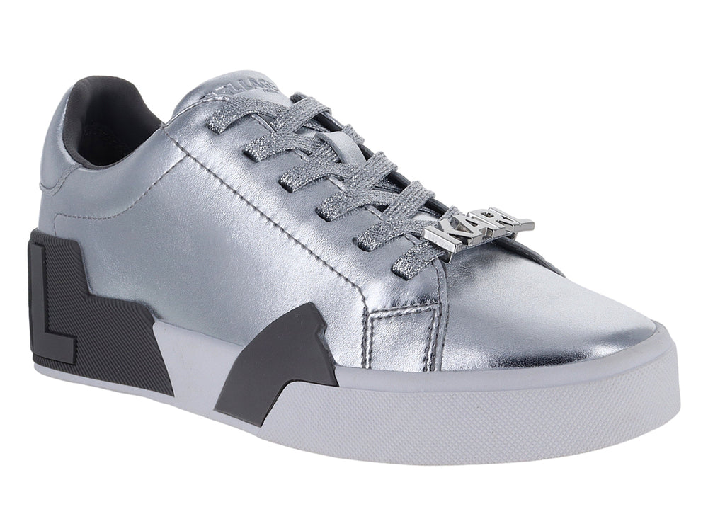 Tenis plateados metálicos de Karl Lagerfeld con detalles en gris oscuro y cierre de agujetas.