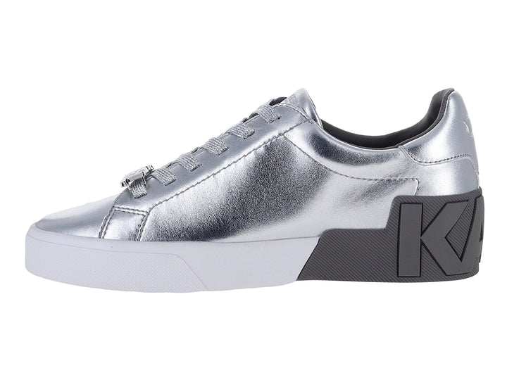 Tenis plateados metálicos de Karl Lagerfeld con detalles en gris oscuro y cierre de agujetas.