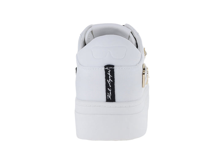 Tenis blancos Karl Lagerfeld con agujetas negras y pines decorativos dorados con la palabra Paris.