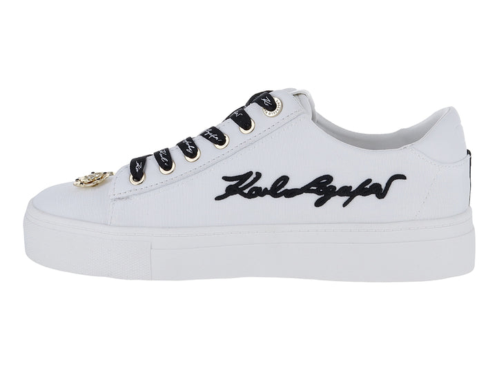 Tenis blancos Karl Lagerfeld con agujetas negras y pines decorativos dorados con la palabra Paris.