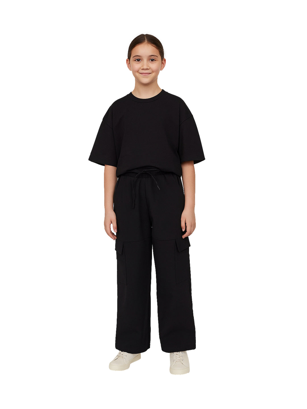 Niña modelando un pantalón cargo negro de pierna ancha con cintura ajustable.