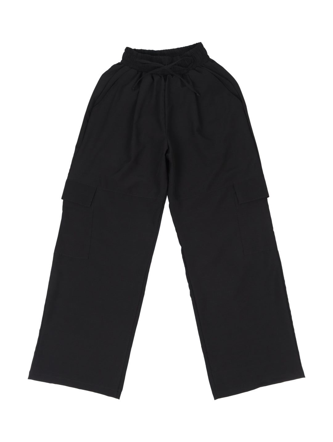 Niña modelando un pantalón cargo negro de pierna ancha con cintura ajustable.