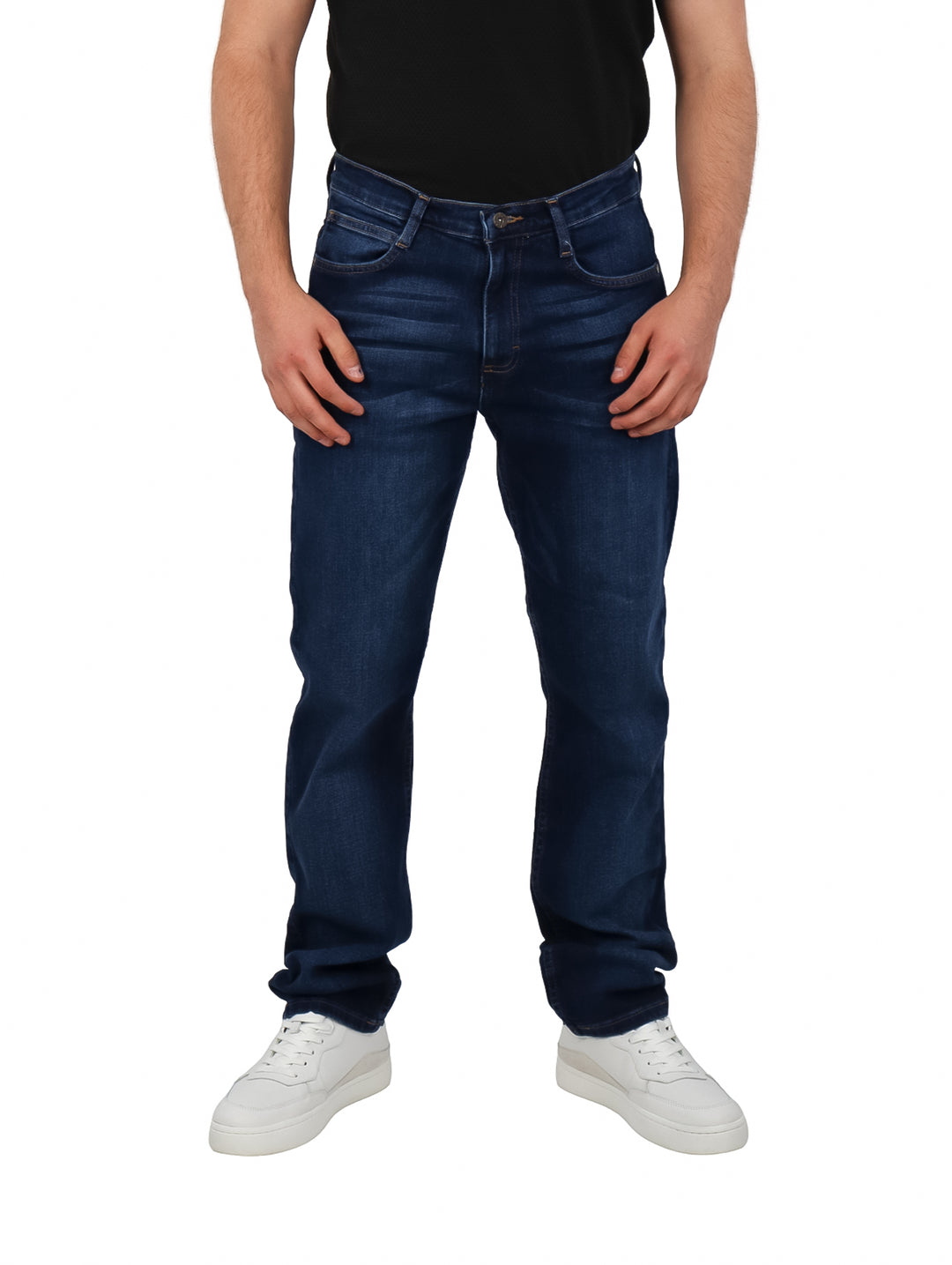 Hombre vistiendo pantalones jeans Lee color índigo de corte recto.