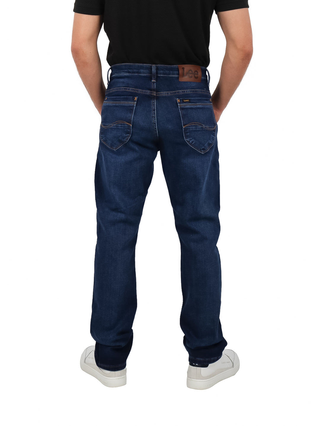 Hombre vistiendo pantalones jeans Lee color índigo de corte recto.