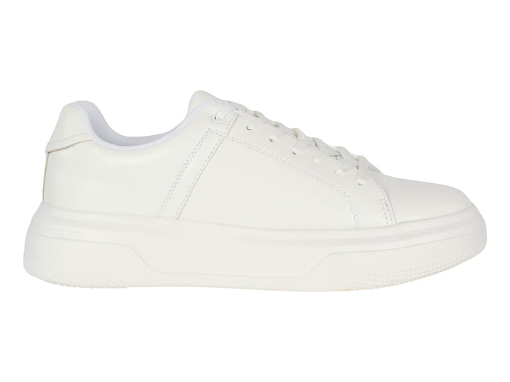 Tenis casuales de plataforma en color blanco con agujetas, diseño minimalista y suela ancha.