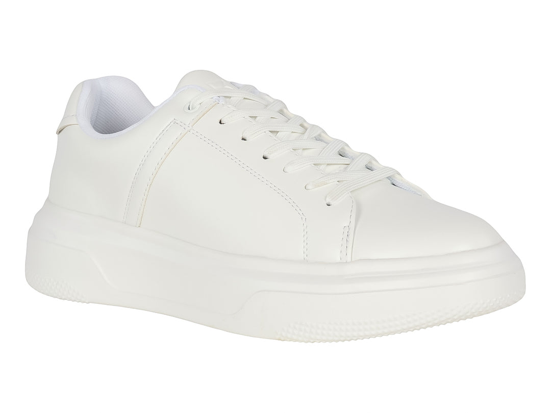 Tenis casuales de plataforma en color blanco con agujetas, diseño minimalista y suela ancha.