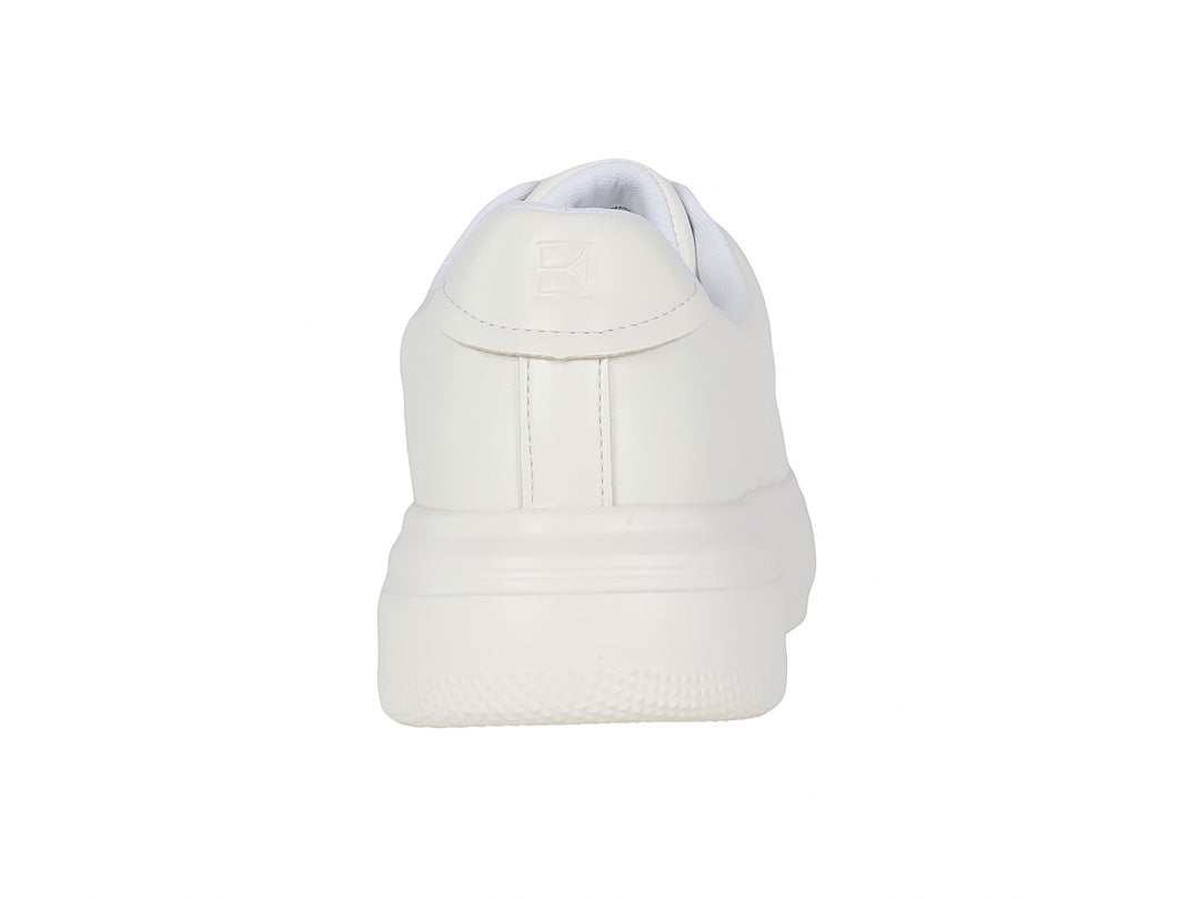 Tenis casuales de plataforma en color blanco con agujetas, diseño minimalista y suela ancha.