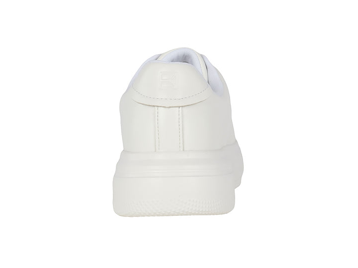 Tenis casuales de plataforma en color blanco con agujetas, diseño minimalista y suela ancha.