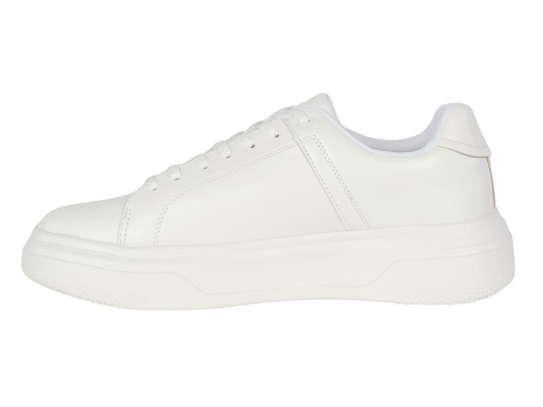 Tenis casuales de plataforma en color blanco con agujetas, diseño minimalista y suela ancha.