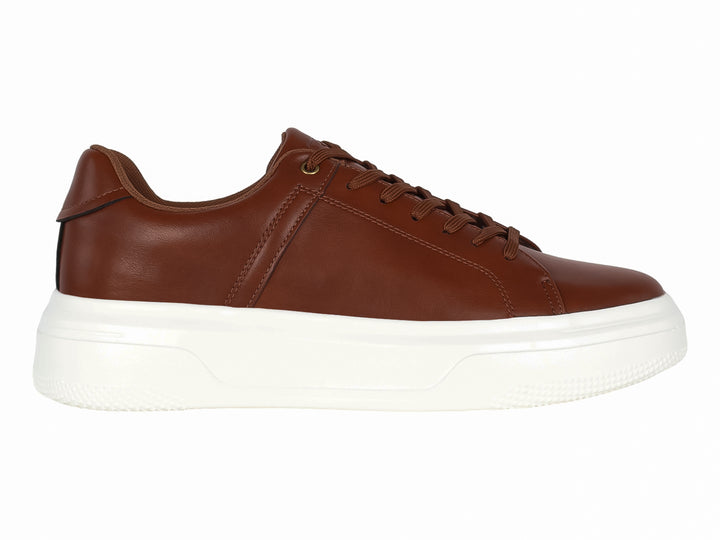 Tenis casuales color café con suela blanca de plataforma.