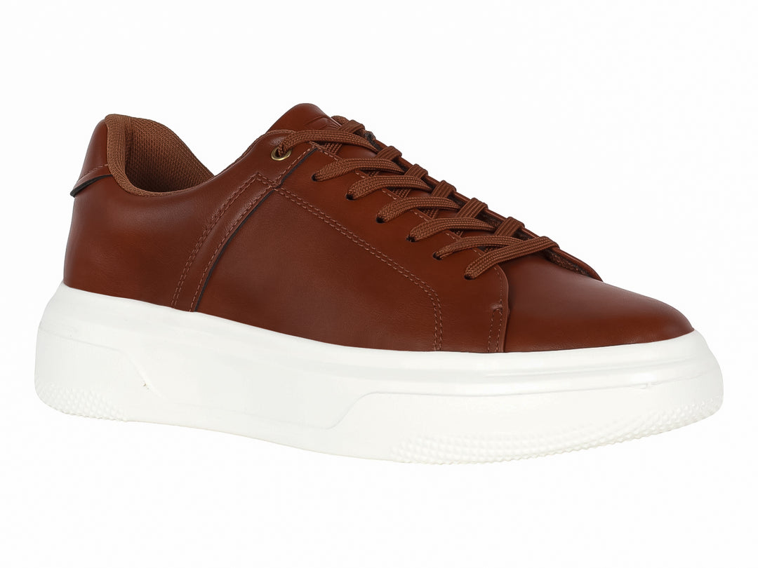 Tenis casuales color café con suela blanca de plataforma.