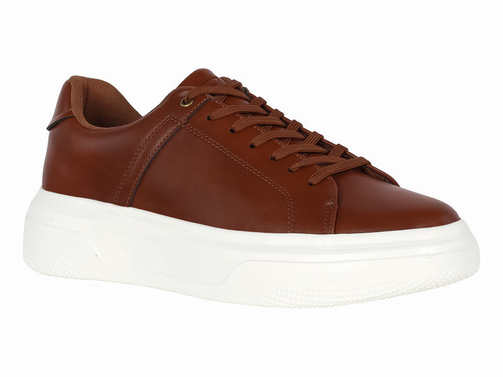 Tenis casuales color café con suela blanca de plataforma.