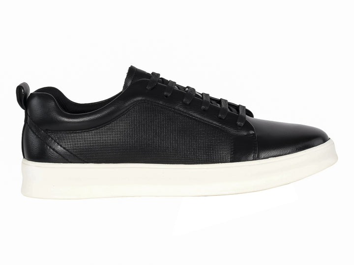 Tenis casuales color negro con suela blanca y cordones negros.