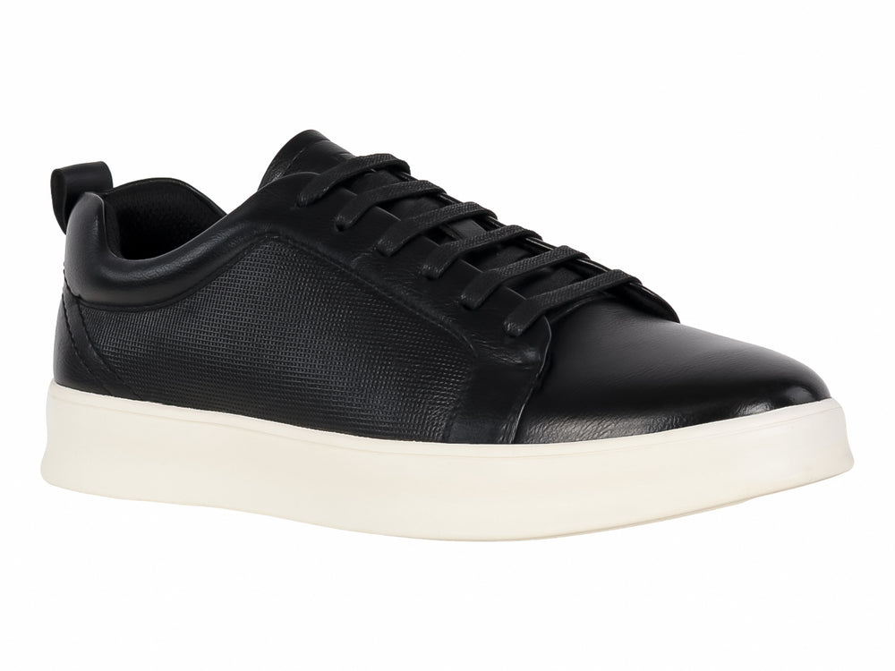 Tenis casuales color negro con suela blanca y cordones negros.