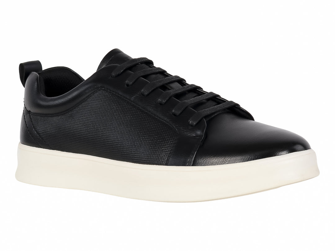 Tenis casuales color negro con suela blanca y cordones negros.