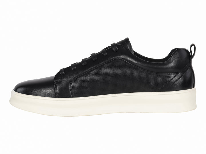 Tenis casuales color negro con suela blanca y cordones negros.
