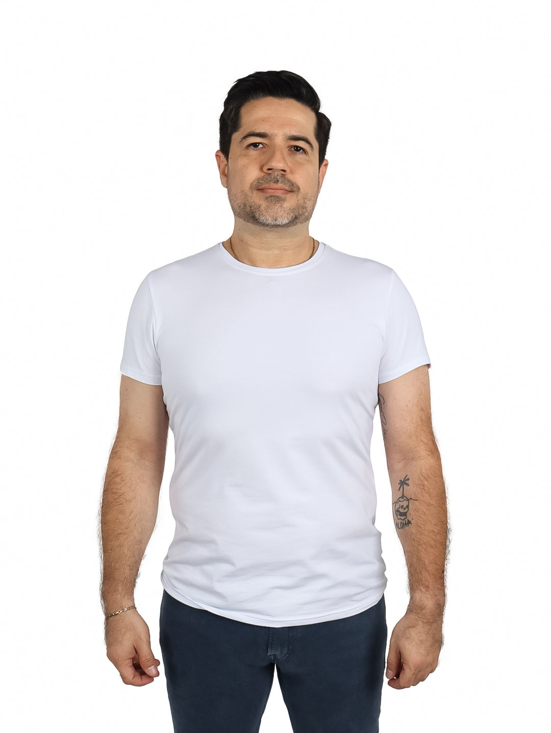 Hombre vistiendo una playera blanca de manga corta y cuello redondo.
