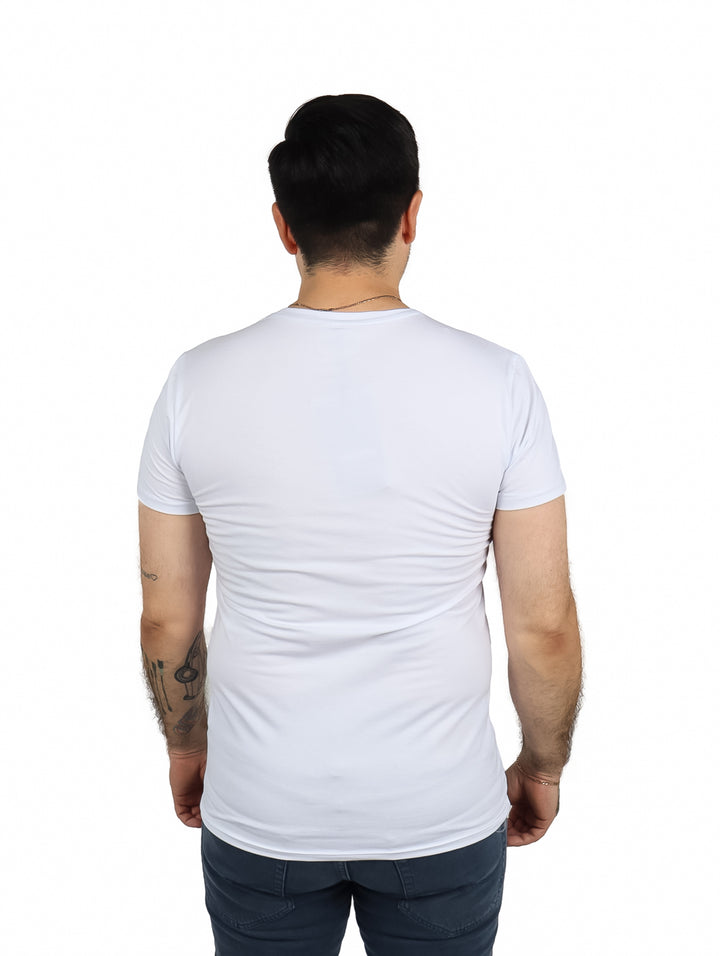 Hombre vistiendo una playera blanca de manga corta y cuello redondo.