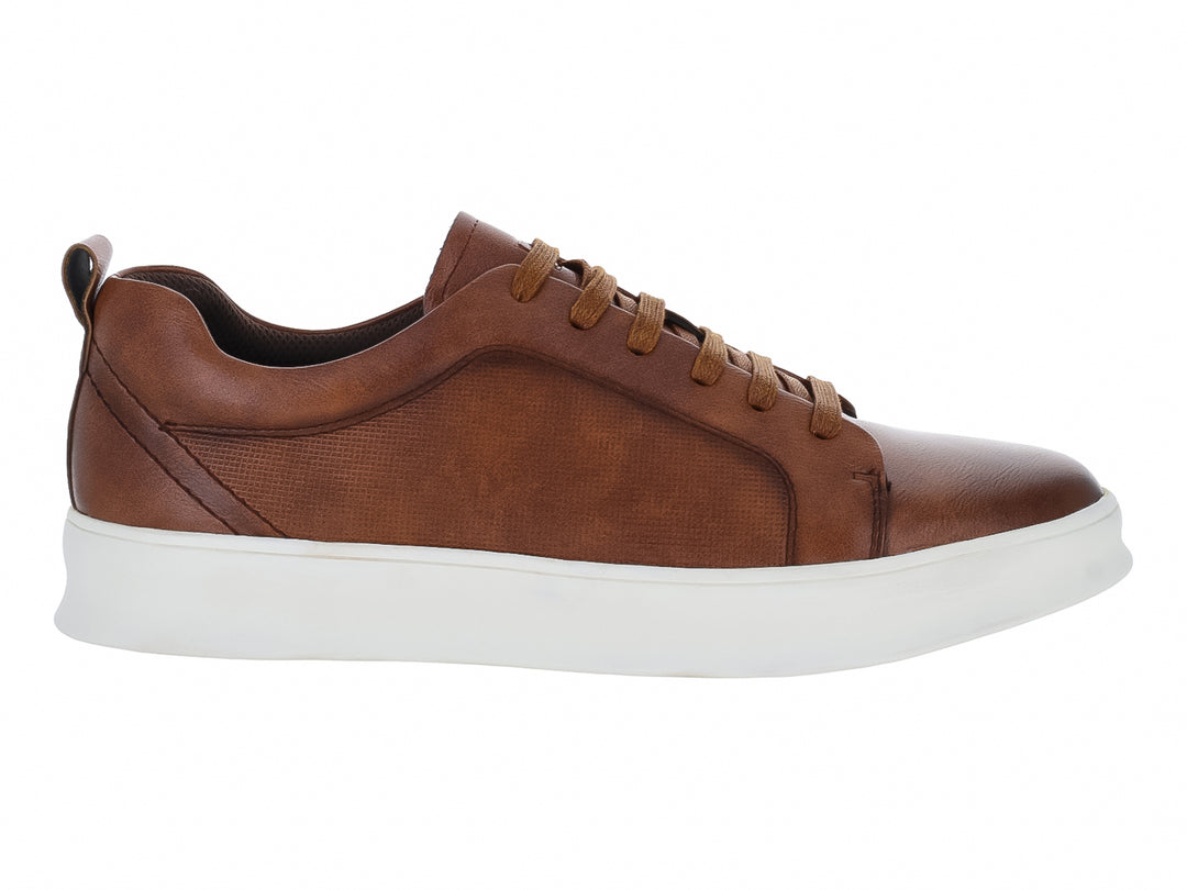 Zapato casual color marrón con suela blanca y cordones del mismo tono.