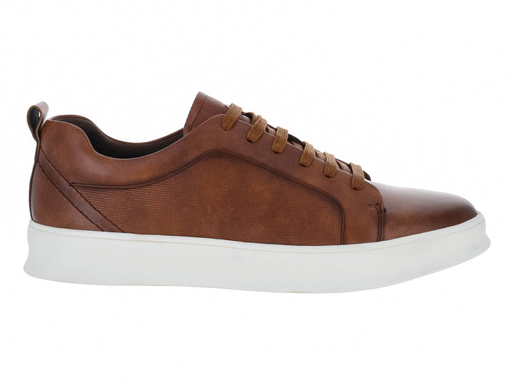 Zapato casual color marrón con suela blanca y cordones del mismo tono.