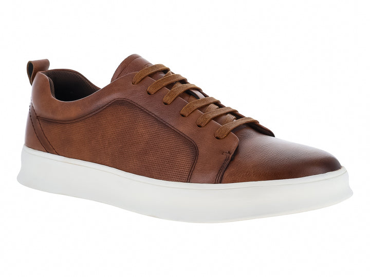 Zapato casual color marrón con suela blanca y cordones del mismo tono.