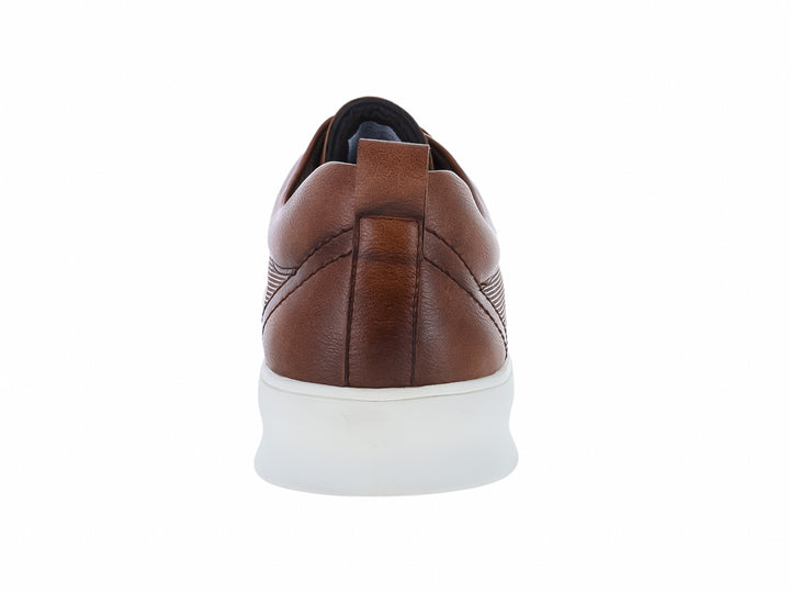 Zapato casual color marrón con suela blanca y cordones del mismo tono.